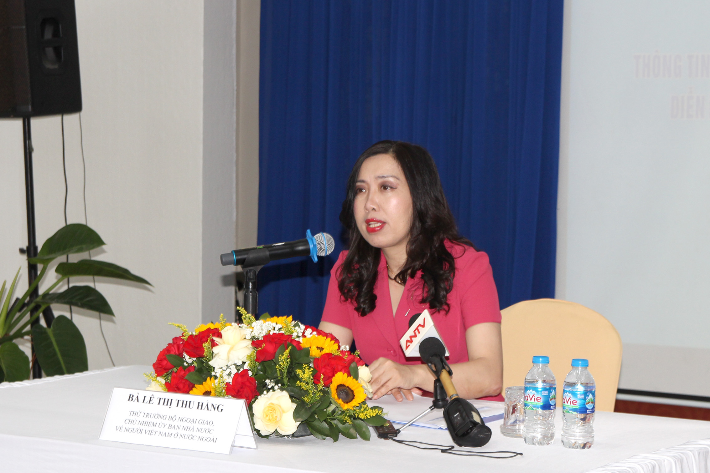 Đồng chí Lê Thị Thu Hằng - Thứ trưởng Bộ Ngoại giao chủ trị buổi họp báo (Ảnh: H.H).